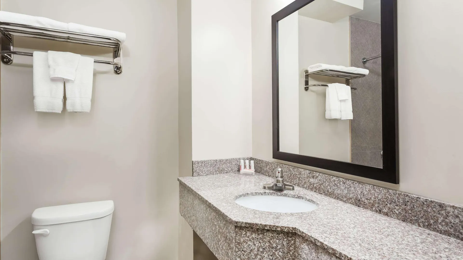 Days Inn & Suites By Wyndham Jamaica Jfk Airport New York 2*,